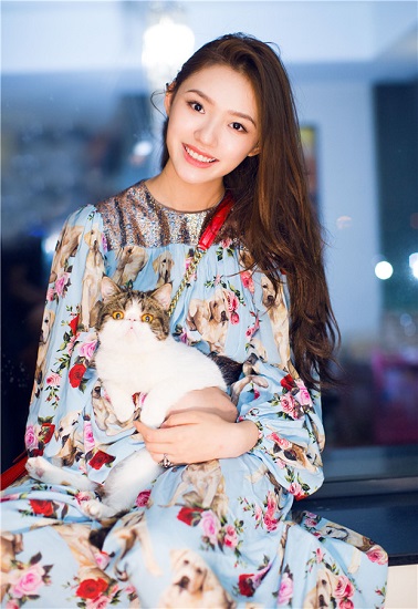 林允抱猫咪秀爱宠 碎花裙扮演猫咪少女