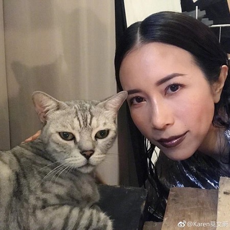 莫文蔚晒和爱宠合影 调侃自己和猫咪长得像