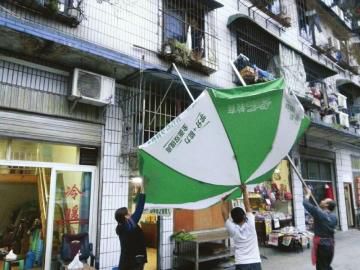 淘气猫咪飞檐走壁 爱心居民用遮阳伞救援