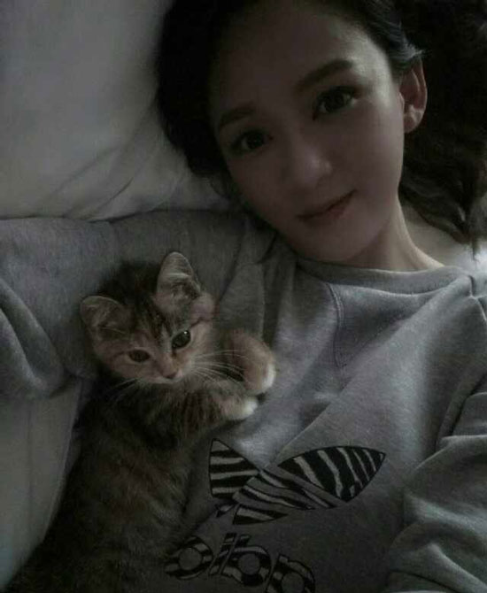 陈乔恩抱猫咪慵懒拍照
