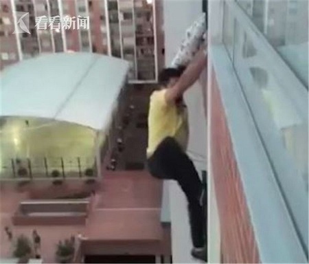现实版蜘蛛侠!狗狗倒挂高楼哀嚎 男子徒手爬墙救援